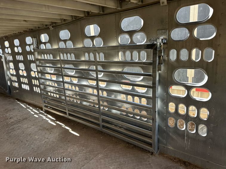 image for item EQ4689 2009 Barrett livestock trailer