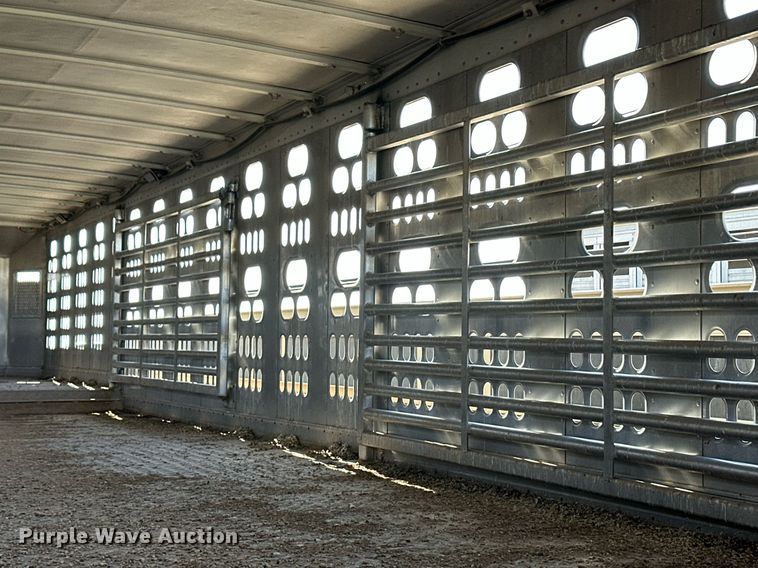 image for item EQ4689 2009 Barrett livestock trailer