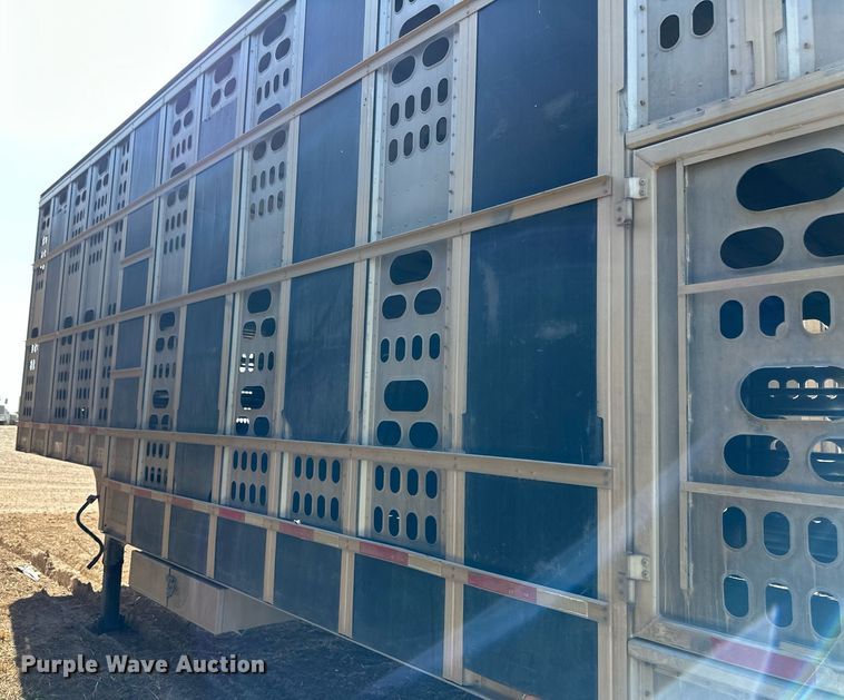 image for item EQ4690 2009 Barrett livestock trailer