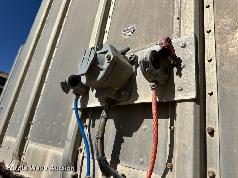 image for item EQ4690 2009 Barrett livestock trailer