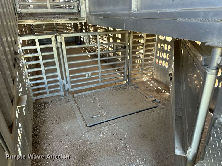 image for item EQ4690 2009 Barrett livestock trailer