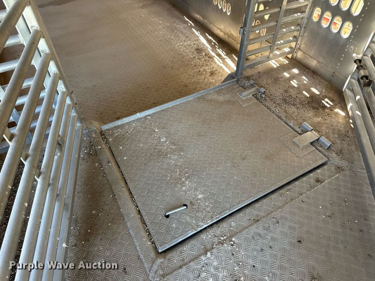 image for item EQ4690 2009 Barrett livestock trailer