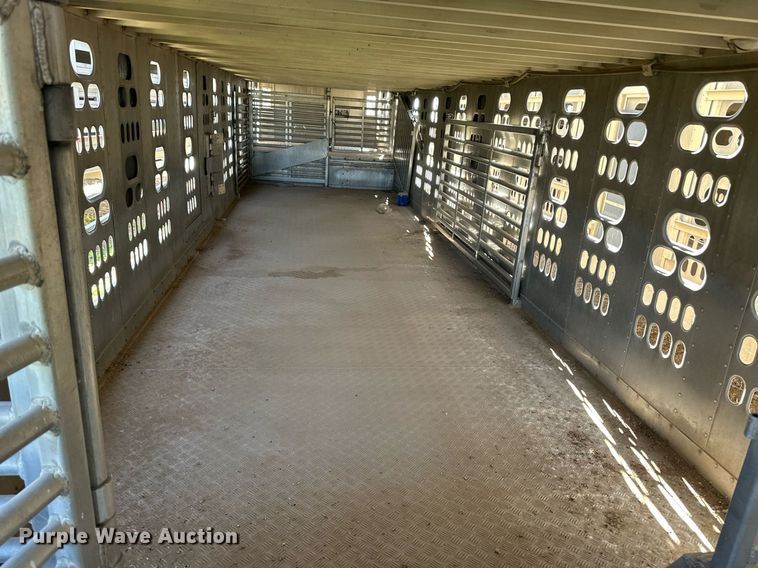 image for item EQ4690 2009 Barrett livestock trailer