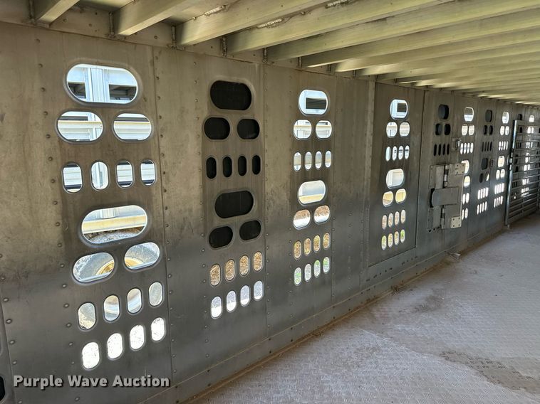 image for item EQ4690 2009 Barrett livestock trailer