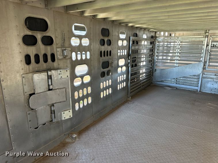 image for item EQ4690 2009 Barrett livestock trailer