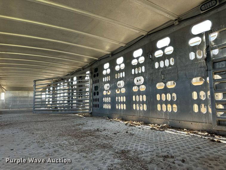 image for item EQ4690 2009 Barrett livestock trailer