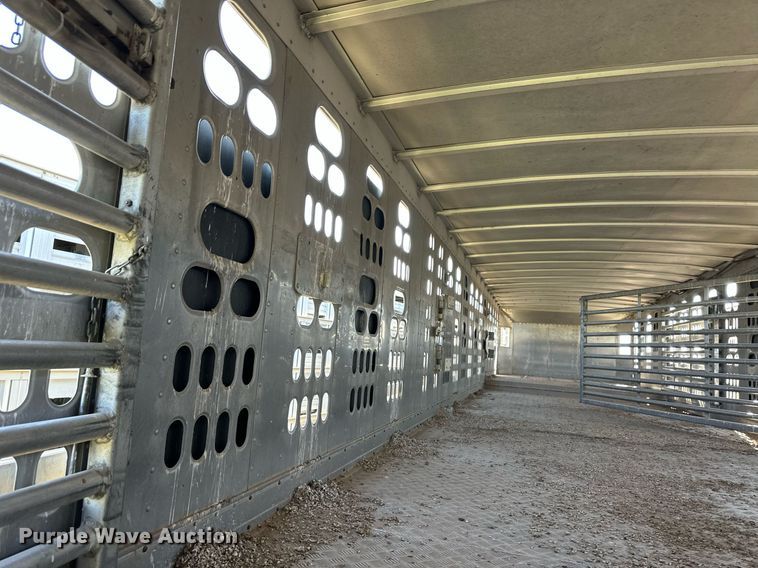 image for item EQ4690 2009 Barrett livestock trailer