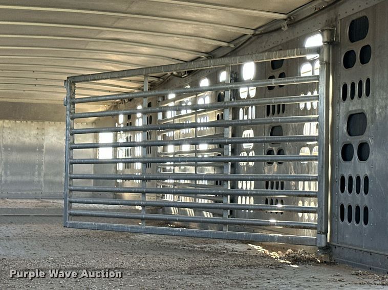 image for item EQ4690 2009 Barrett livestock trailer