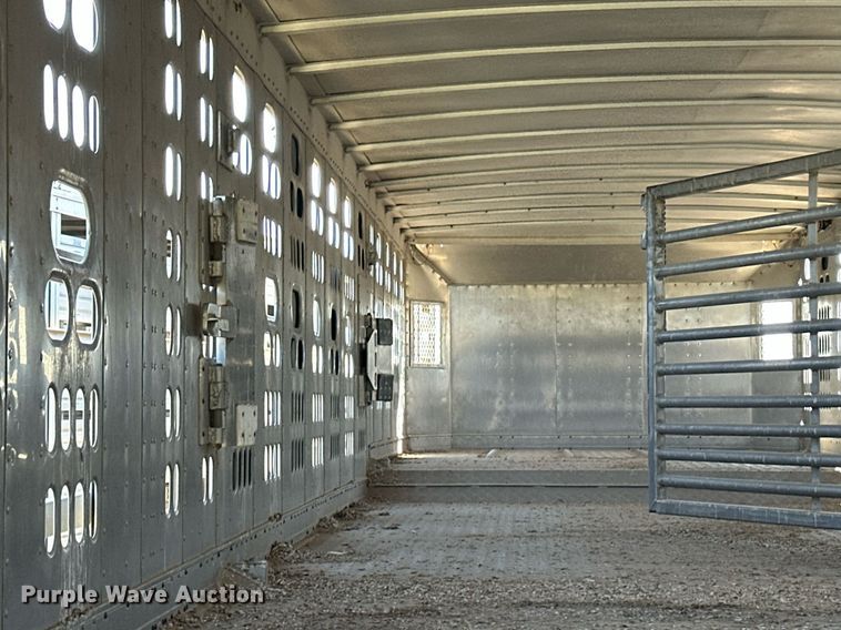 image for item EQ4690 2009 Barrett livestock trailer