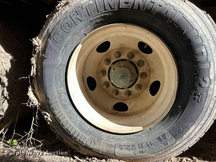 image for item EQ4690 2009 Barrett livestock trailer