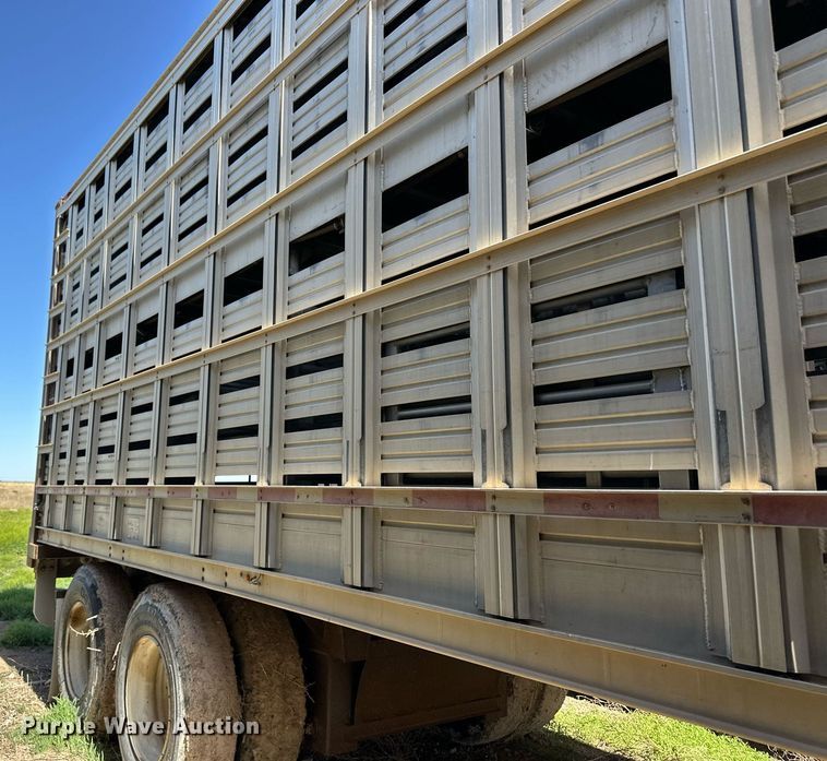 image for item EQ4691 2007 Barrett livestock trailer