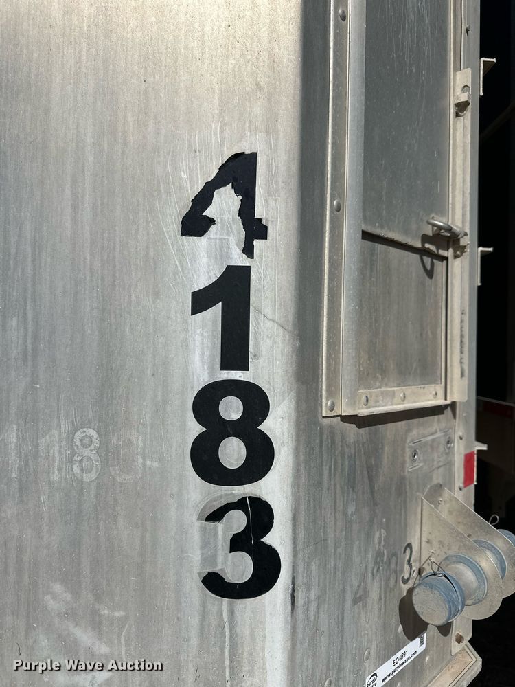 image for item EQ4691 2007 Barrett livestock trailer