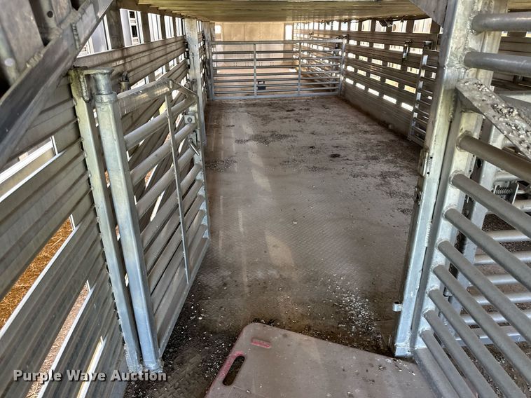 image for item EQ4691 2007 Barrett livestock trailer