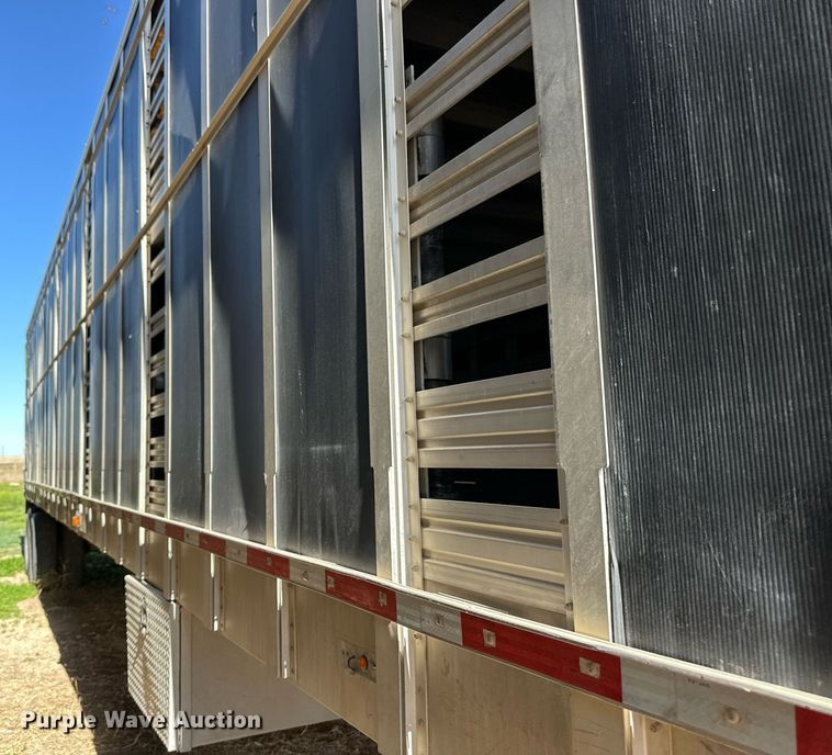 image for item EQ4692 1999 Wilson ISAL-303 livestock trailer