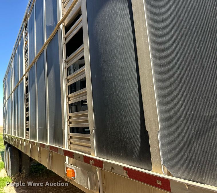 image for item EQ4692 1999 Wilson ISAL-303 livestock trailer