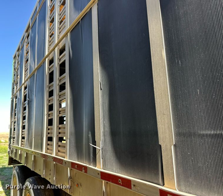 image for item EQ4692 1999 Wilson ISAL-303 livestock trailer