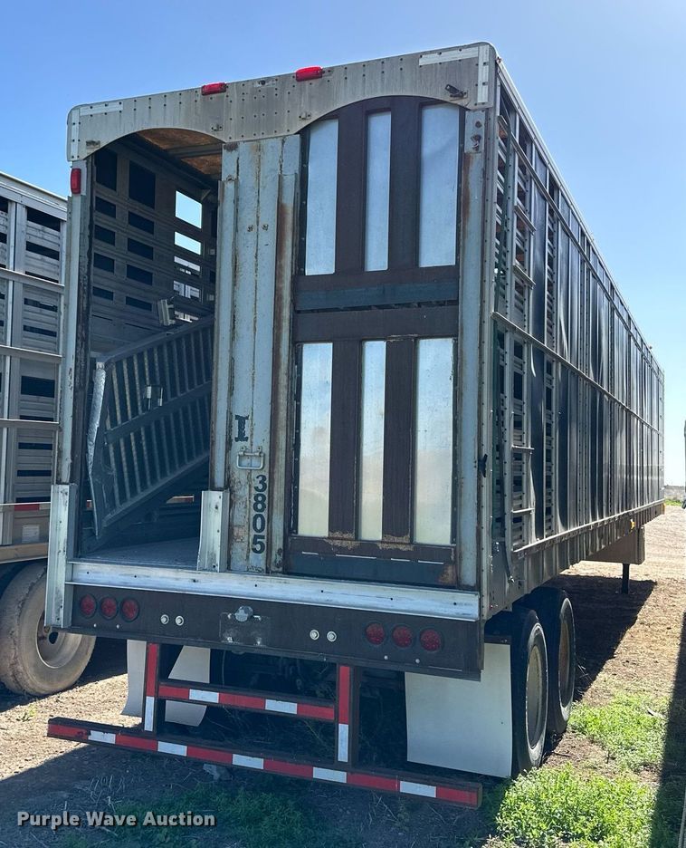 image for item EQ4692 1999 Wilson ISAL-303 livestock trailer