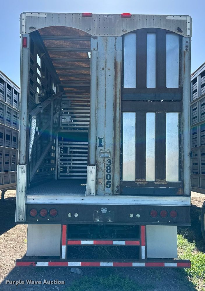 image for item EQ4692 1999 Wilson ISAL-303 livestock trailer