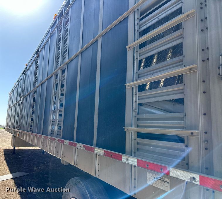image for item EQ4692 1999 Wilson ISAL-303 livestock trailer