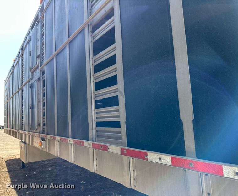 image for item EQ4692 1999 Wilson ISAL-303 livestock trailer