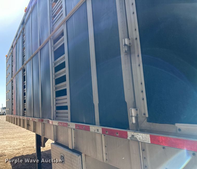 image for item EQ4692 1999 Wilson ISAL-303 livestock trailer