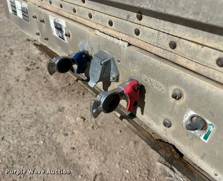 image for item EQ4692 1999 Wilson ISAL-303 livestock trailer