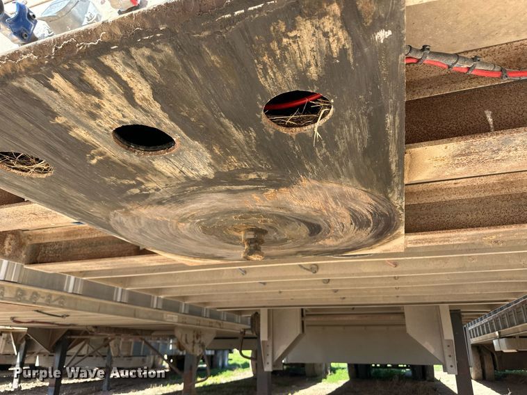 image for item EQ4692 1999 Wilson ISAL-303 livestock trailer