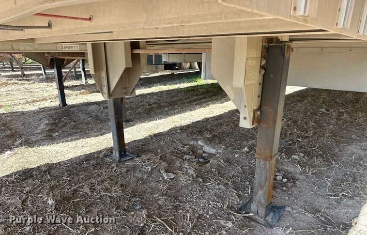 image for item EQ4692 1999 Wilson ISAL-303 livestock trailer