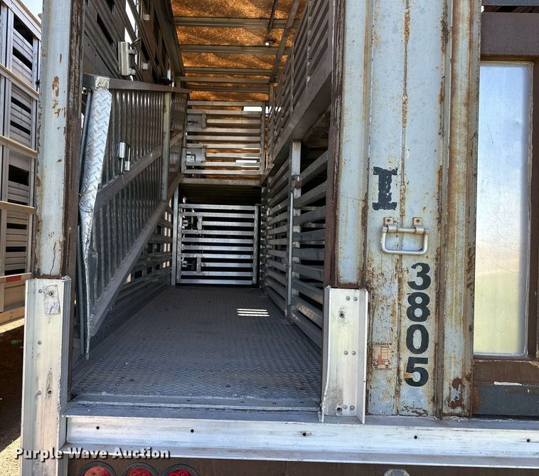 image for item EQ4692 1999 Wilson ISAL-303 livestock trailer