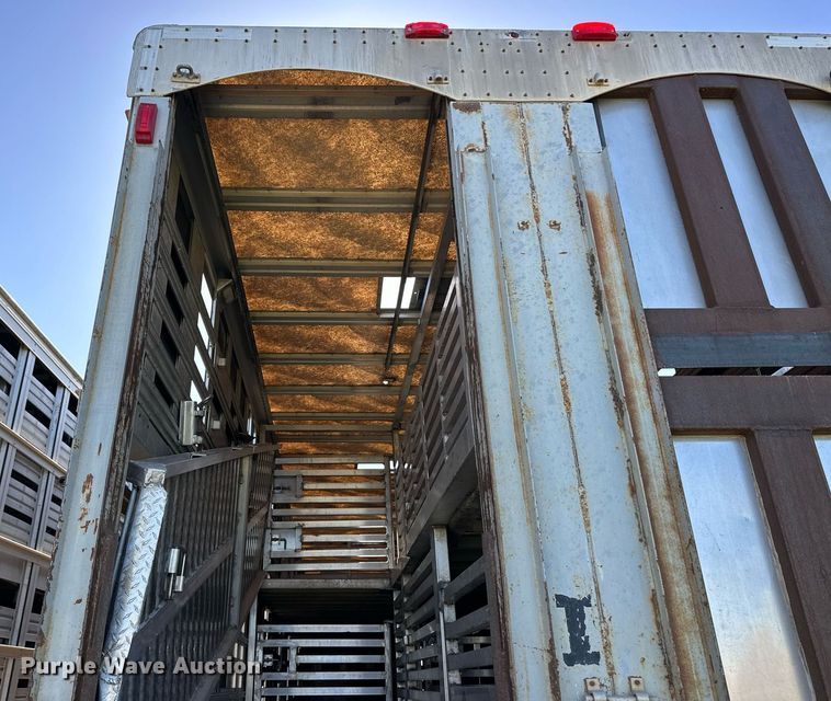image for item EQ4692 1999 Wilson ISAL-303 livestock trailer