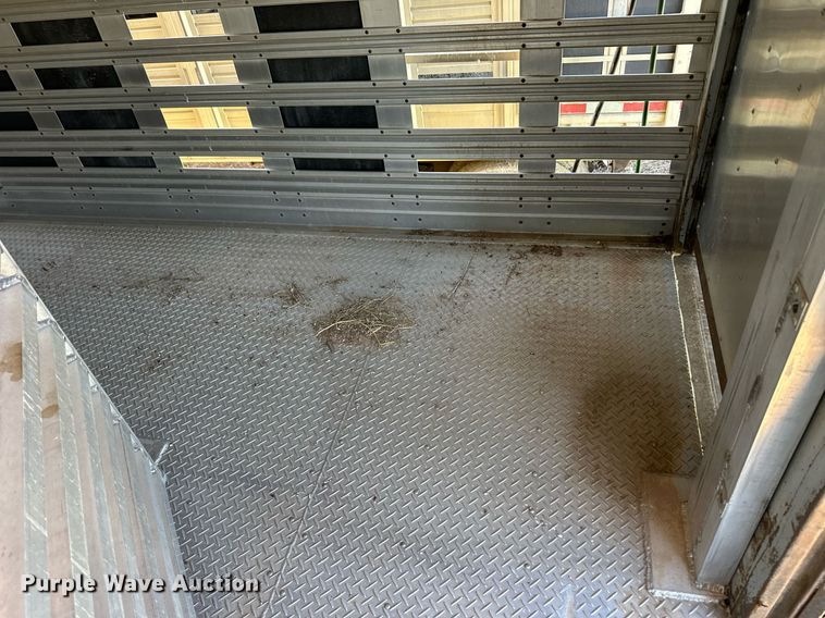 image for item EQ4692 1999 Wilson ISAL-303 livestock trailer