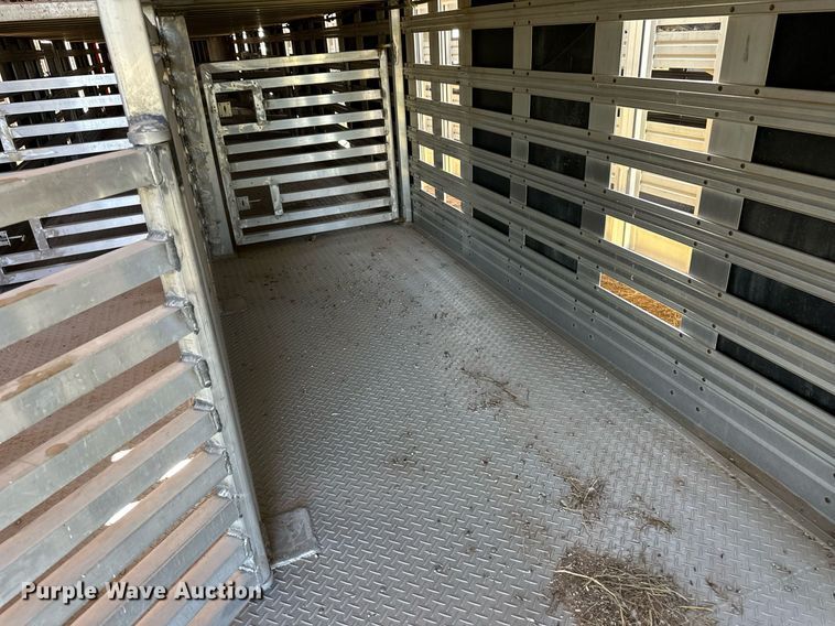 image for item EQ4692 1999 Wilson ISAL-303 livestock trailer