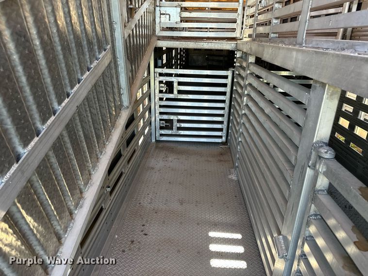 image for item EQ4692 1999 Wilson ISAL-303 livestock trailer