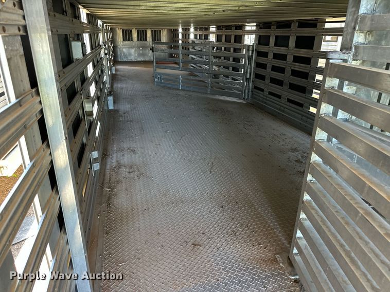 image for item EQ4692 1999 Wilson ISAL-303 livestock trailer