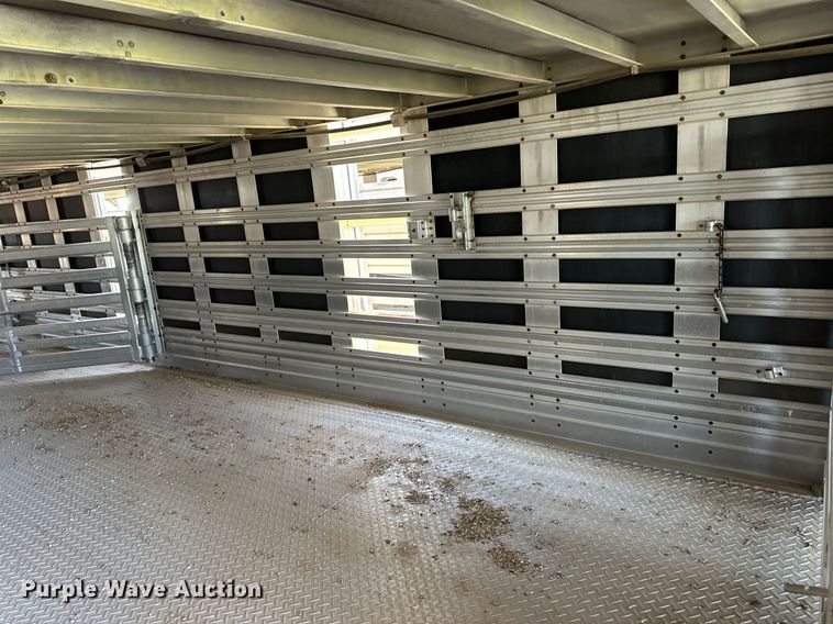 image for item EQ4692 1999 Wilson ISAL-303 livestock trailer