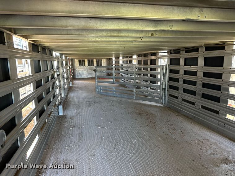 image for item EQ4692 1999 Wilson ISAL-303 livestock trailer