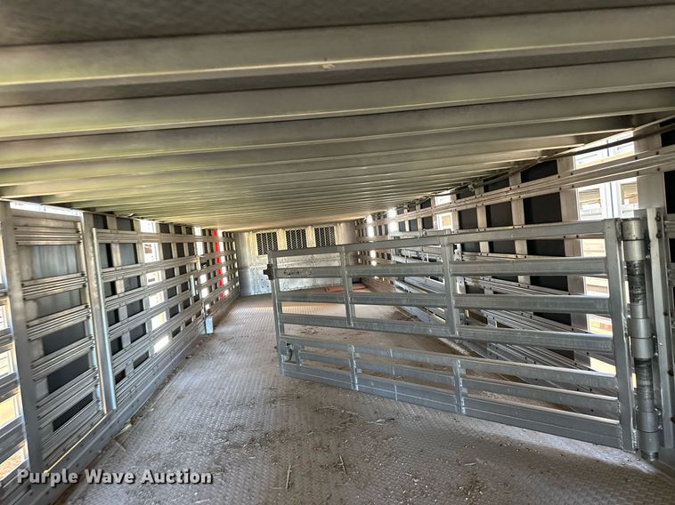 image for item EQ4692 1999 Wilson ISAL-303 livestock trailer