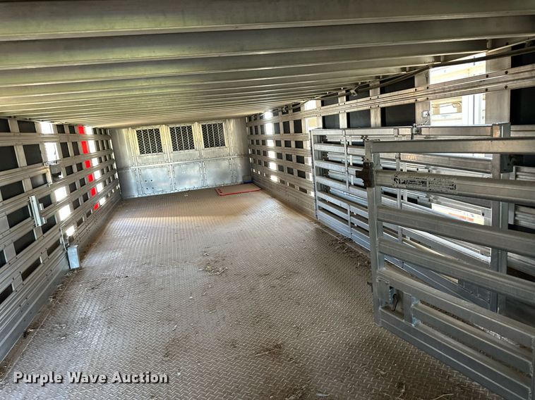 image for item EQ4692 1999 Wilson ISAL-303 livestock trailer