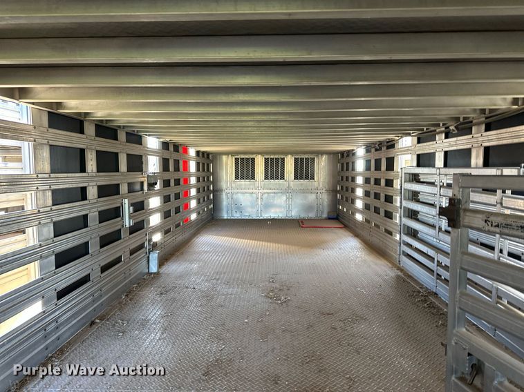 image for item EQ4692 1999 Wilson ISAL-303 livestock trailer