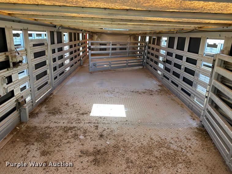 image for item EQ4692 1999 Wilson ISAL-303 livestock trailer
