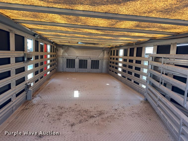 image for item EQ4692 1999 Wilson ISAL-303 livestock trailer