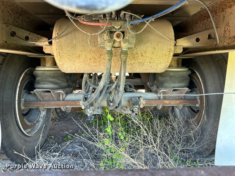 image for item EQ4692 1999 Wilson ISAL-303 livestock trailer