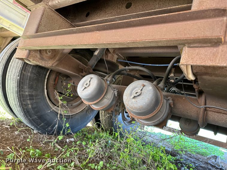 image for item EQ4692 1999 Wilson ISAL-303 livestock trailer