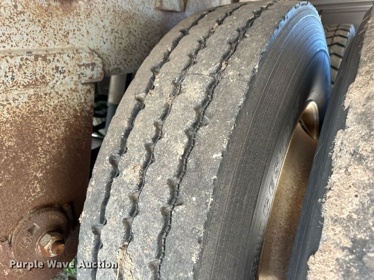 image for item EQ4692 1999 Wilson ISAL-303 livestock trailer