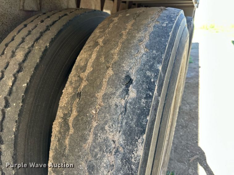 image for item EQ4692 1999 Wilson ISAL-303 livestock trailer