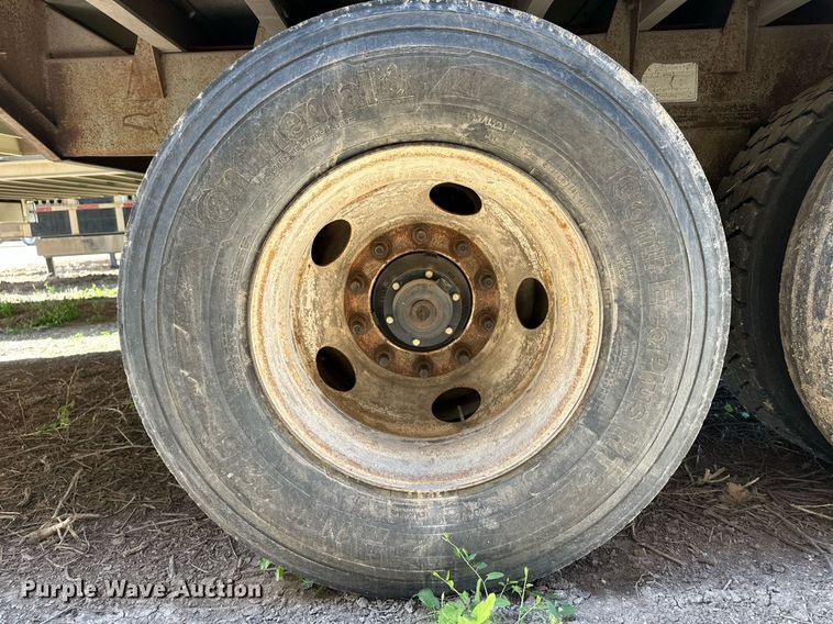 image for item EQ4692 1999 Wilson ISAL-303 livestock trailer