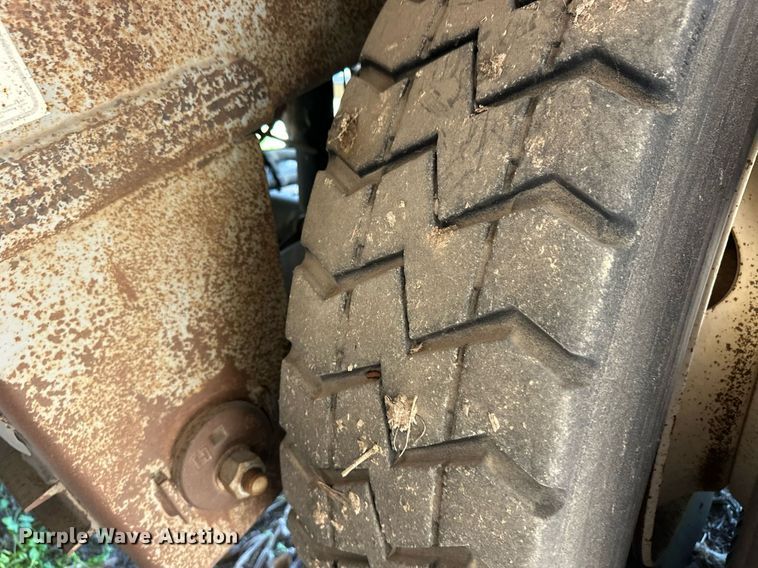 image for item EQ4692 1999 Wilson ISAL-303 livestock trailer