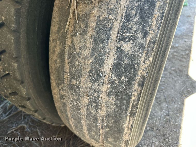 image for item EQ4692 1999 Wilson ISAL-303 livestock trailer