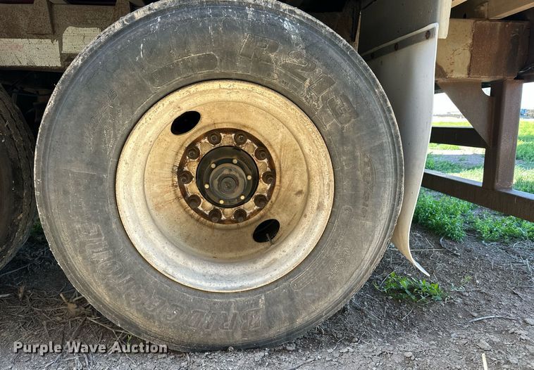 image for item EQ4692 1999 Wilson ISAL-303 livestock trailer