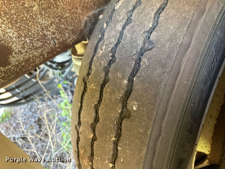 image for item EQ4692 1999 Wilson ISAL-303 livestock trailer